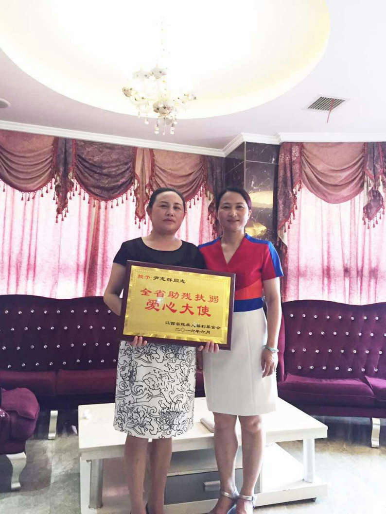 省福利基金会会长伍自尧(上图右二,宜春市政协副主席幸志强(上图右一