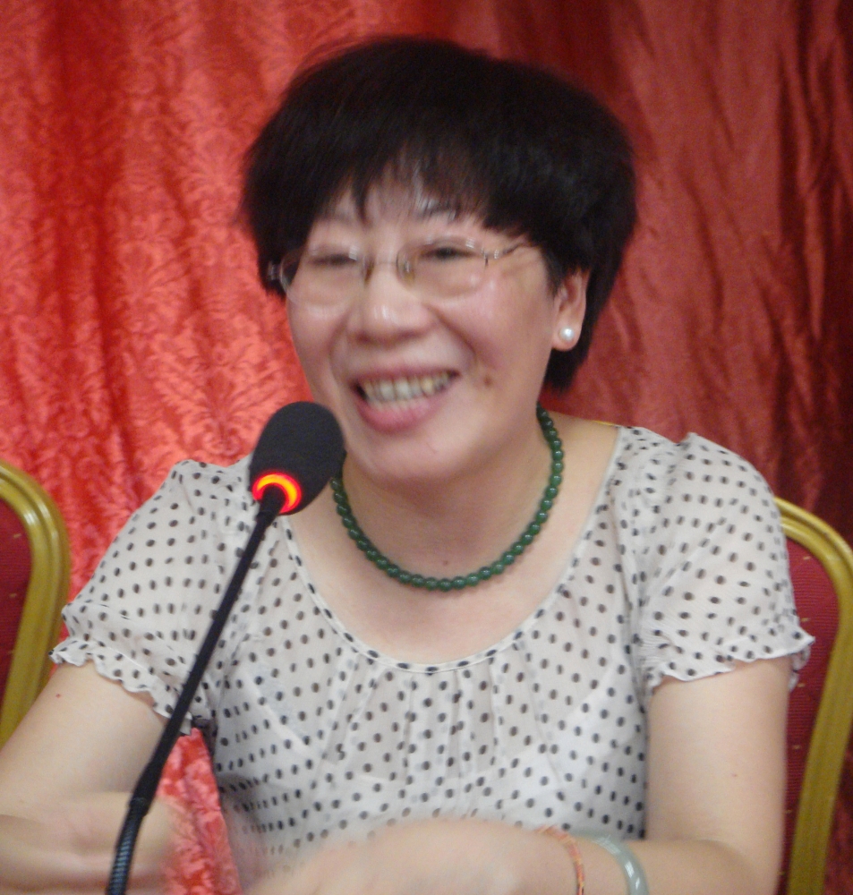 竹业总裁余红梅介绍该企业发展参加新会员培训班及拓展训练的全体会员