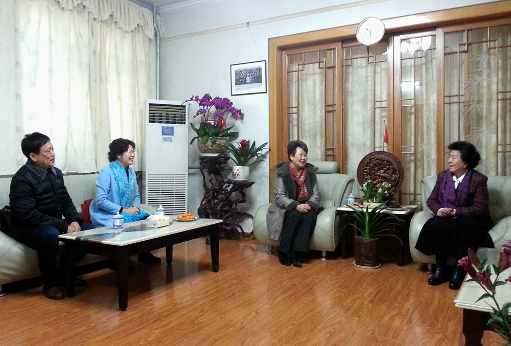 李亚平会长看望协会名誉会长万绍芬大姐