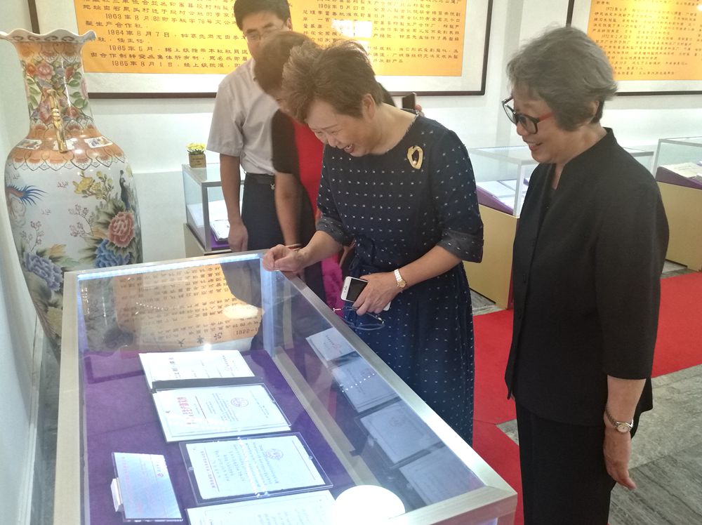 应青岛市女企业家协会会长陈玉兰邀请,到即墨市参观即发集团