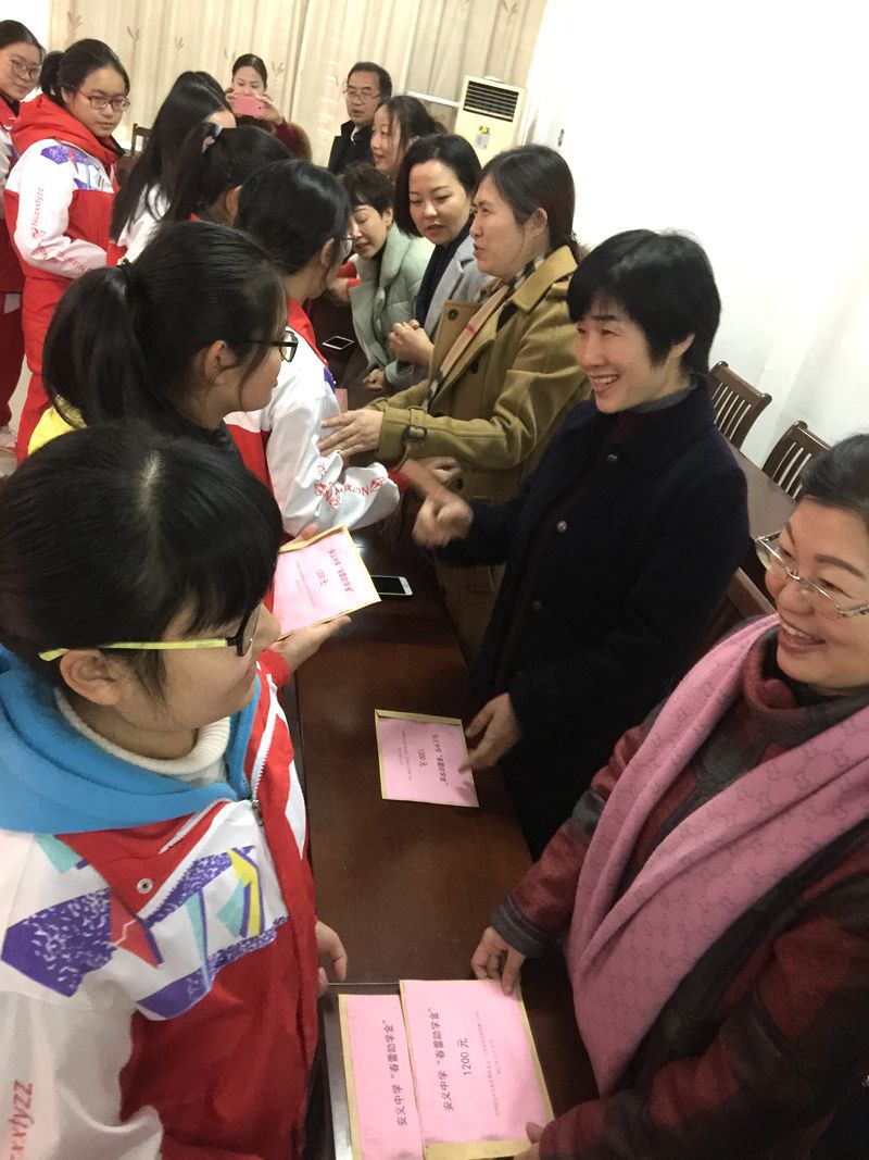 并鼓励孩子们要以积极平和的心态去迎接高考并期待孩子们明年的喜 !!