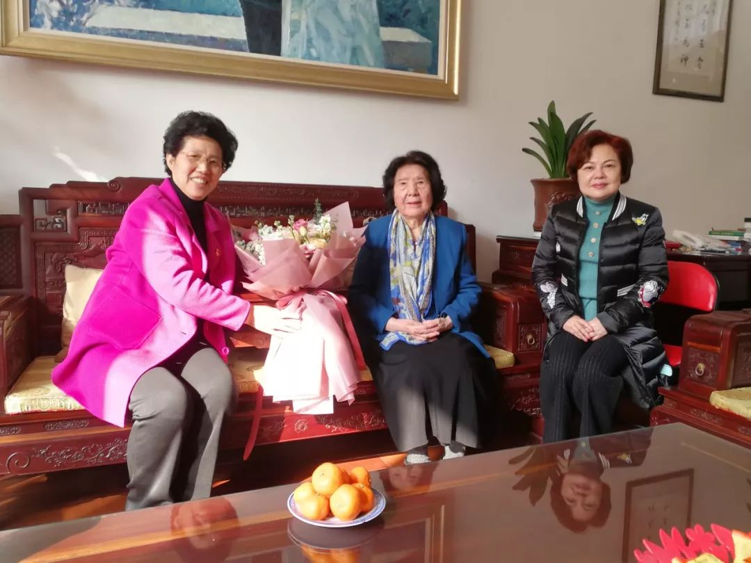 罗玉英会长看望荣誉会长万绍芬大姐